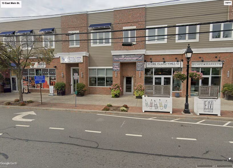 Bay Shore Professional Plaza                                1 E Main St                    1,500 - 2,000 SF of 4-Star Retail  Space Available in Bay Shore, NY 11706